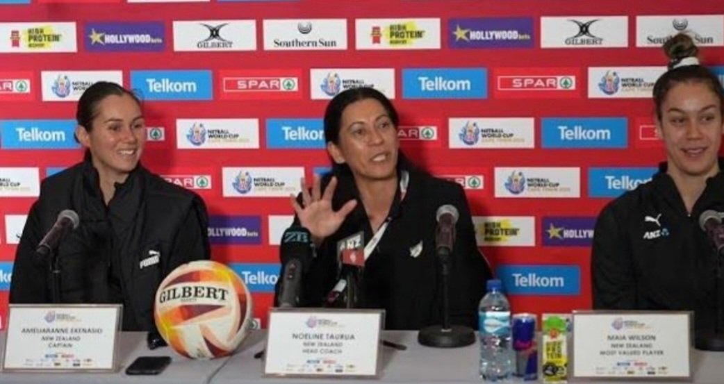 InTheChatTime's tweet photo. She's facing 'The Taction' in @SilverFernsNZ head coach #DameNoelineTaurua,& 'everyone' knows that saying about a wounded animal. As the loss of @GraceNweke_ rocked them to the core? These are the #DefendingChampions World No2 expect much.Both countries expect! #WhoWillDeliver https://t.co/njQtnH64fF