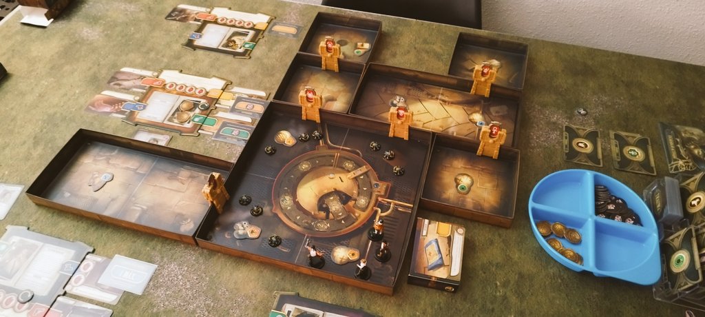 Sergio_martcs's tweet photo. Todo listo para un nuevo episodio de #arkeis editado por @zacatrus. Parece que esto empieza fuerte! Un juego sencillo de jugar pero muy divertido, más aún si te gusta el tema que propone. Nos ha enganchado! #juegosdemesa #boardgames https://t.co/SCJaT2SWlU