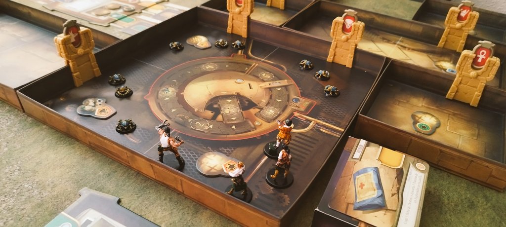 Todo listo para un nuevo episodio de #arkeis editado por <a href="/zacatrus/">Zacatrus</a>. Parece que esto empieza fuerte! Un juego sencillo de jugar pero muy divertido, más aún si te gusta el tema que propone. Nos ha enganchado! #juegosdemesa #boardgames