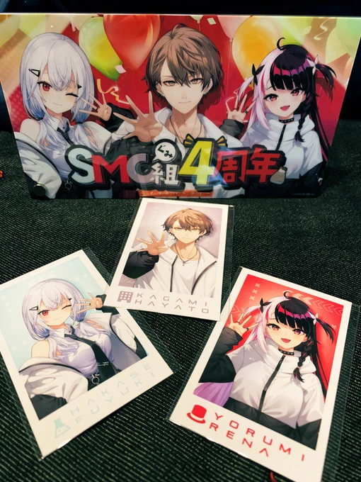 「SMC組4周年記念グッズ」のサンプルをいただきました!! どれも可愛くて最高ーパーカーも出来が良くてすごい アクリルスタンドはまななつの3人と一緒に飾ってみたよ #SMC組4周年
