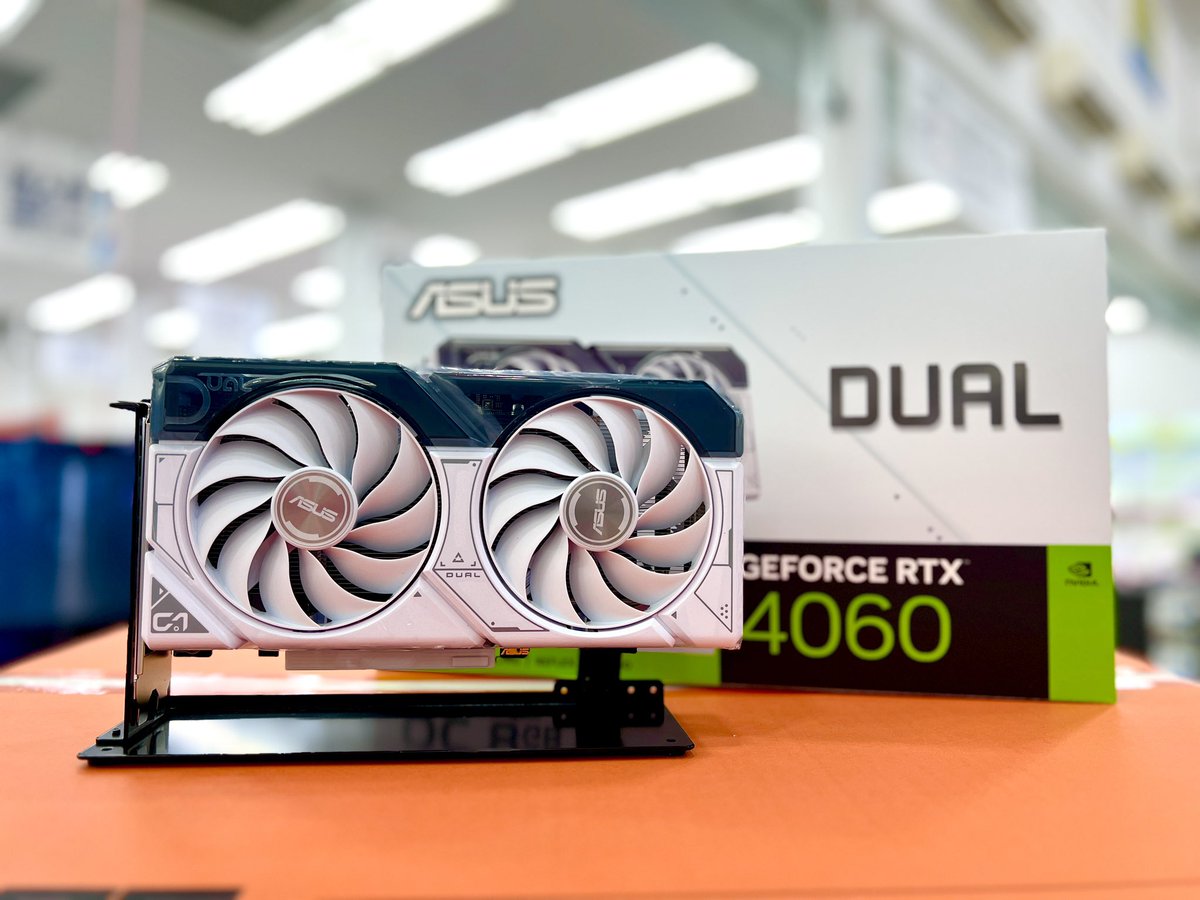 com_owariasahi's tweet photo. #アプライドお買い得パーツ情報 
#白いグラボ に新しく仲間が加わった！
#asus さんの #RTX4060 です！
機械的なデザインが施されて、見た目かっこよ！
その他上位グラフィックボードも多数入荷してます！
夏休みはゲームで熱くなろうぜ！ https://t.co/wVEoUemqkh
