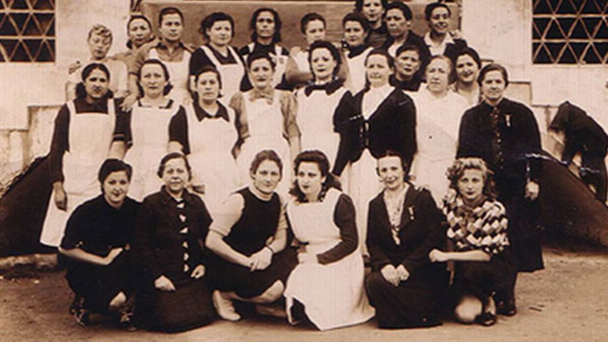 🌹Carmen (20 años),
🌹Martina (24 años)
🌹Blanca (29 años)
🌹Pilar (27 años)
🌹Julia (19 años)
🌹Adelina (19 años),
🌹Elena (20 años),
🌹Virtudes (18 años),
🌹Ana (21 años),
🌹Joaquina (23 años),
🌹Dionisia (20 años),
🌹Victoria (18 años) 
🌹Luisa (18) 
 #13Rosas SIEMPRE