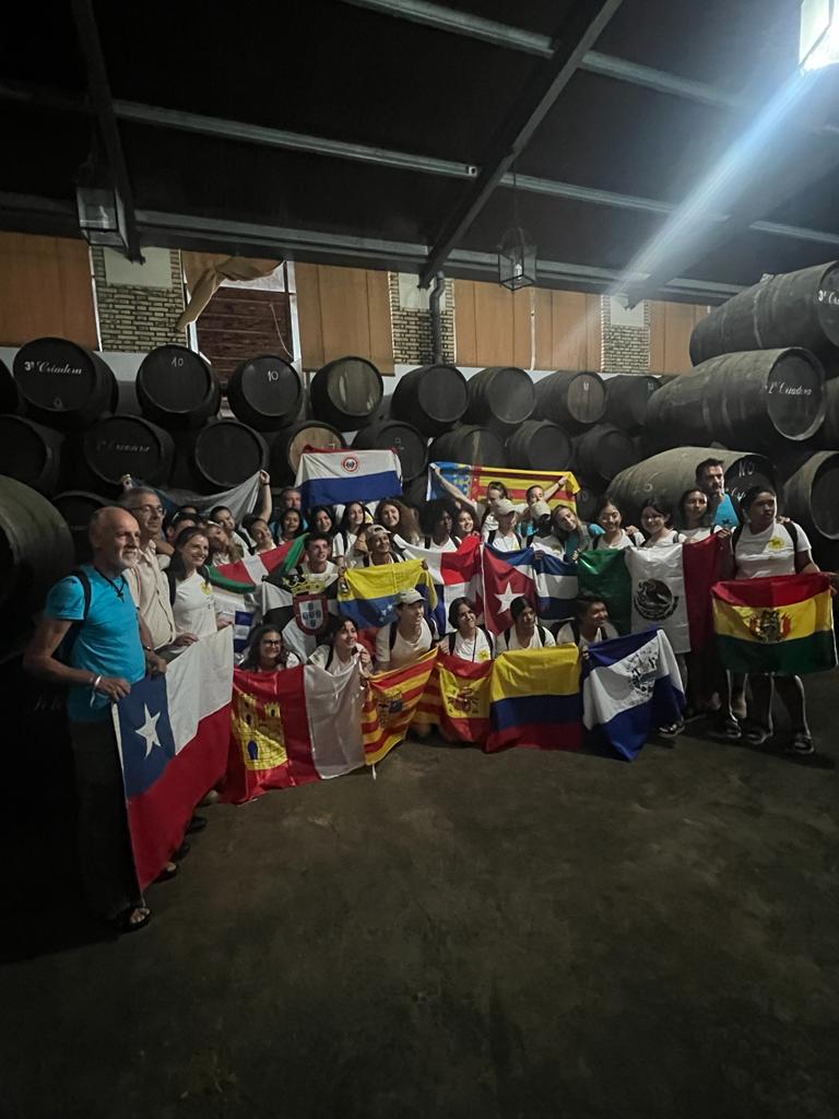 MontillaTurismo's tweet photo. La expedición #vueltaalmundo llegó ayer a #Montilla conformada por un grupo de jóvenes dispuestos a conocer más sobre la cultura e historia de la ciudad. 
👉El Museo Garnelo, Castillo, Casa del Inca o @bodegaslaurora , son algunos espacios que conocerán con detalle.
#Amontíllate https://t.co/kmTZWS0vo4