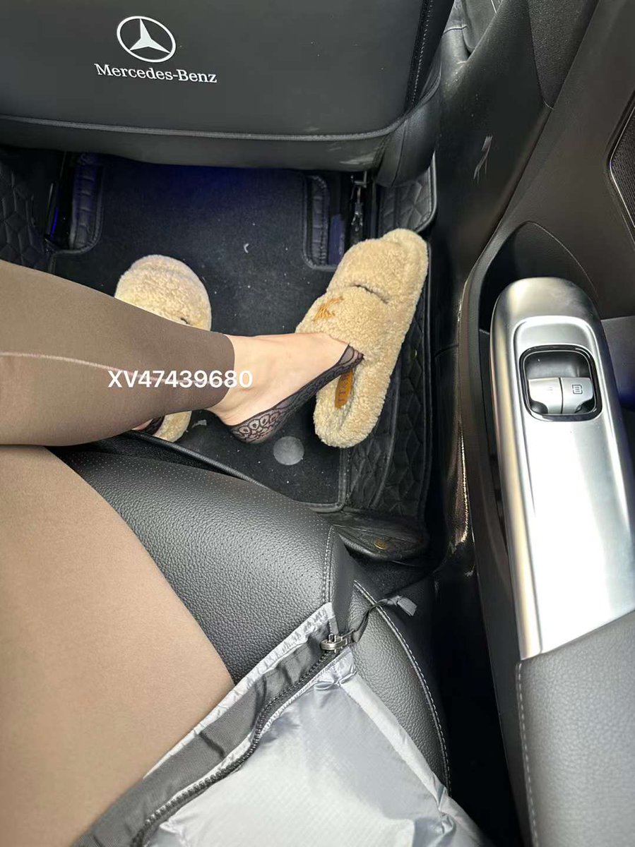 jackyxin5's tweet photo. 店里专用拖鞋 软绵绵 脚感好 踩狗感 https://t.co/8lIfRrUAYE