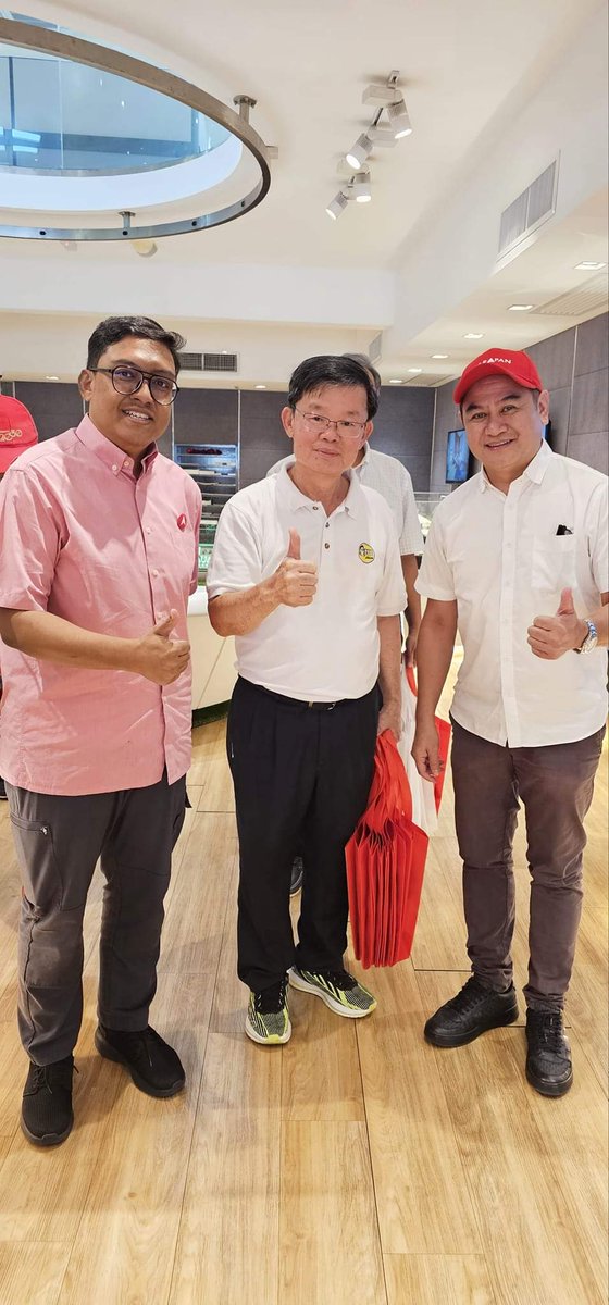 FelixJSaang's tweet photo. Pemuda UPKO memberikan sokongan moral dan sokongan utuh kepada calon-calon Kerajaan Perpaduan bagi menghadapi PRN 6 Negeri di Semenanjung Malaysia. Berkesempatan menyertai program kempen YAB KM @chowkonyeow di Pulau Pinang. #MalaysiaMadani #Perpaduan #Progresif https://t.co/IU9MwqyKfB