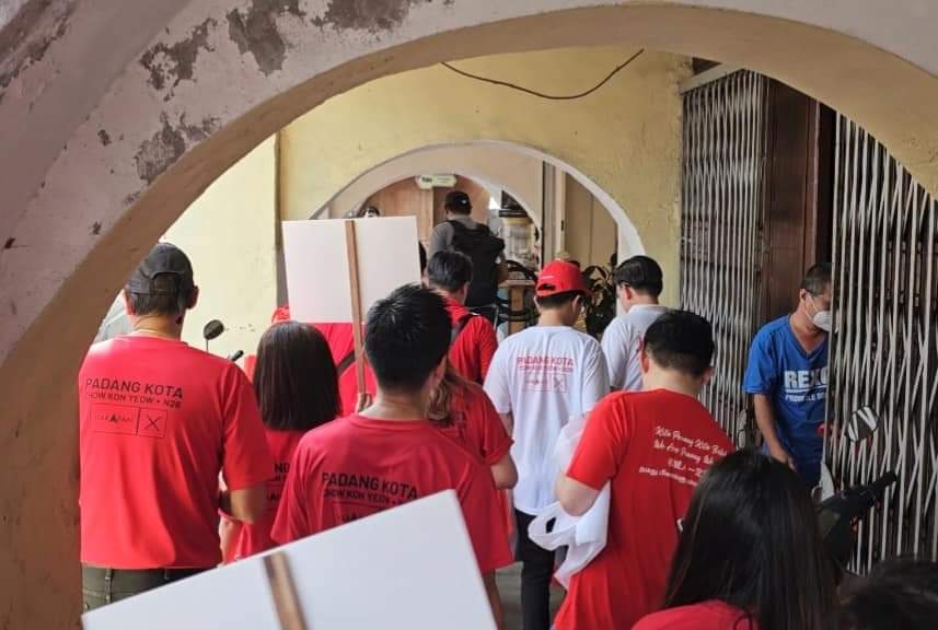 FelixJSaang's tweet photo. Pemuda UPKO memberikan sokongan moral dan sokongan utuh kepada calon-calon Kerajaan Perpaduan bagi menghadapi PRN 6 Negeri di Semenanjung Malaysia. Berkesempatan menyertai program kempen YAB KM @chowkonyeow di Pulau Pinang. #MalaysiaMadani #Perpaduan #Progresif https://t.co/IU9MwqyKfB