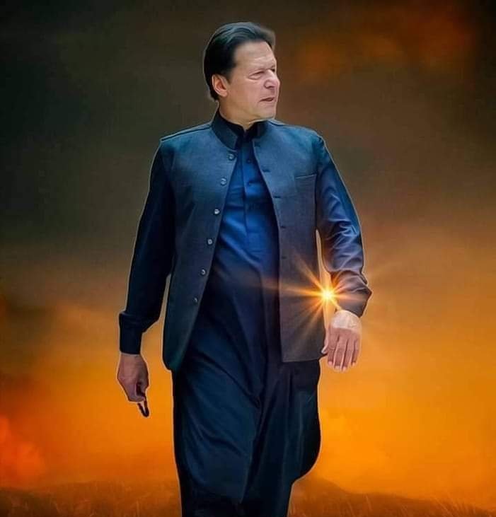 asmaschaudhry's tweet image. وہ ڈٹا رہا اور کھڑا رہا۔۔۔اپنی ذات کے لیے نہیں بلکہ اپ کی اور ہماری انے والی نسلوں کے بہتر مستقبل کے لیے۔۔یہ جمہوریت کا لبادہ اوڑھے جو ڈھکوسلے جاری ہیں ان کا کوئی فائدہ نہیں بالاخر جیت انصاف اور عوام کی ہوگی۔۔۔لیول پلینگ فیلڈ مبارک ہو