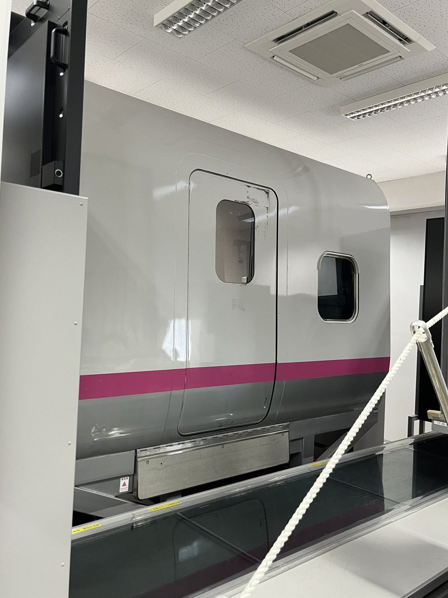 Seals_train's tweet photo. 脈絡なく研修センター新幹線実習室のシミュレーターを。
モックアップだけど、唯一残るE3系こまち色？ https://t.co/mQJxJxjCea