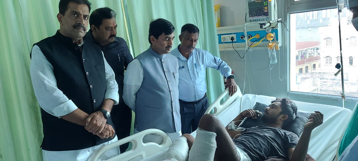 ShahnawazBJP's tweet photo. पिछले हप्ते मुजफ्फरपुर के साहेबगंज विधानसभा क्षेत्र के मोहब्बतपुर में पुलिस की ज्यादती में जख्मी हुए युवकों से भी साहेबगंज से मा. विधायक राजू सिंह जी, मा. विधान पार्षद राजीव सिंह गप्पू जी व पार्टी के अन्य नेताओं के साथ आज अस्पताल जाकर मिला और उनके सेहत की जानकारी ली। https://t.co/zxEKSAcSnL