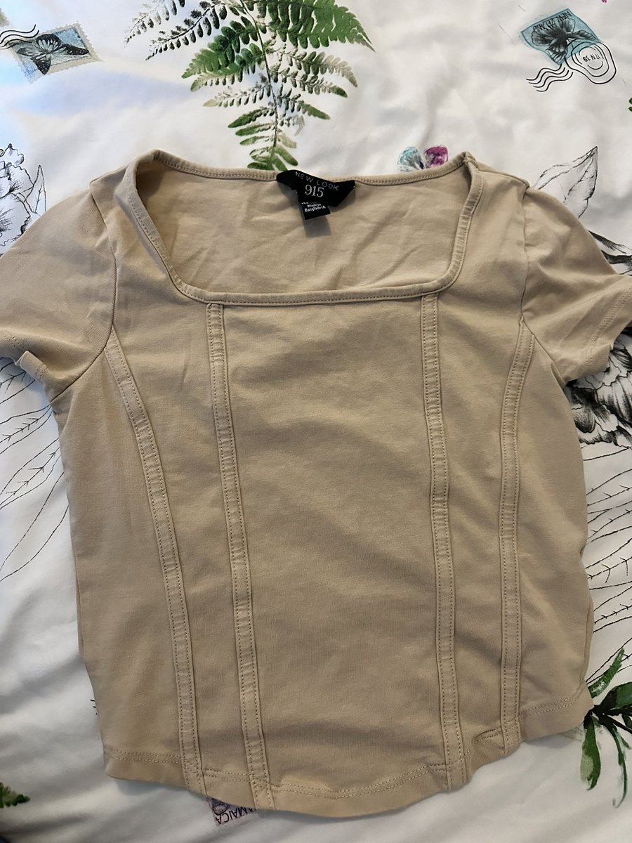 Really poor quality <a href="/NewLookHelp/">New Look</a> coming apart on first wear and no receipt as the girl told me you are paperless and only e-receipt which I never got! One very unhappy girl!