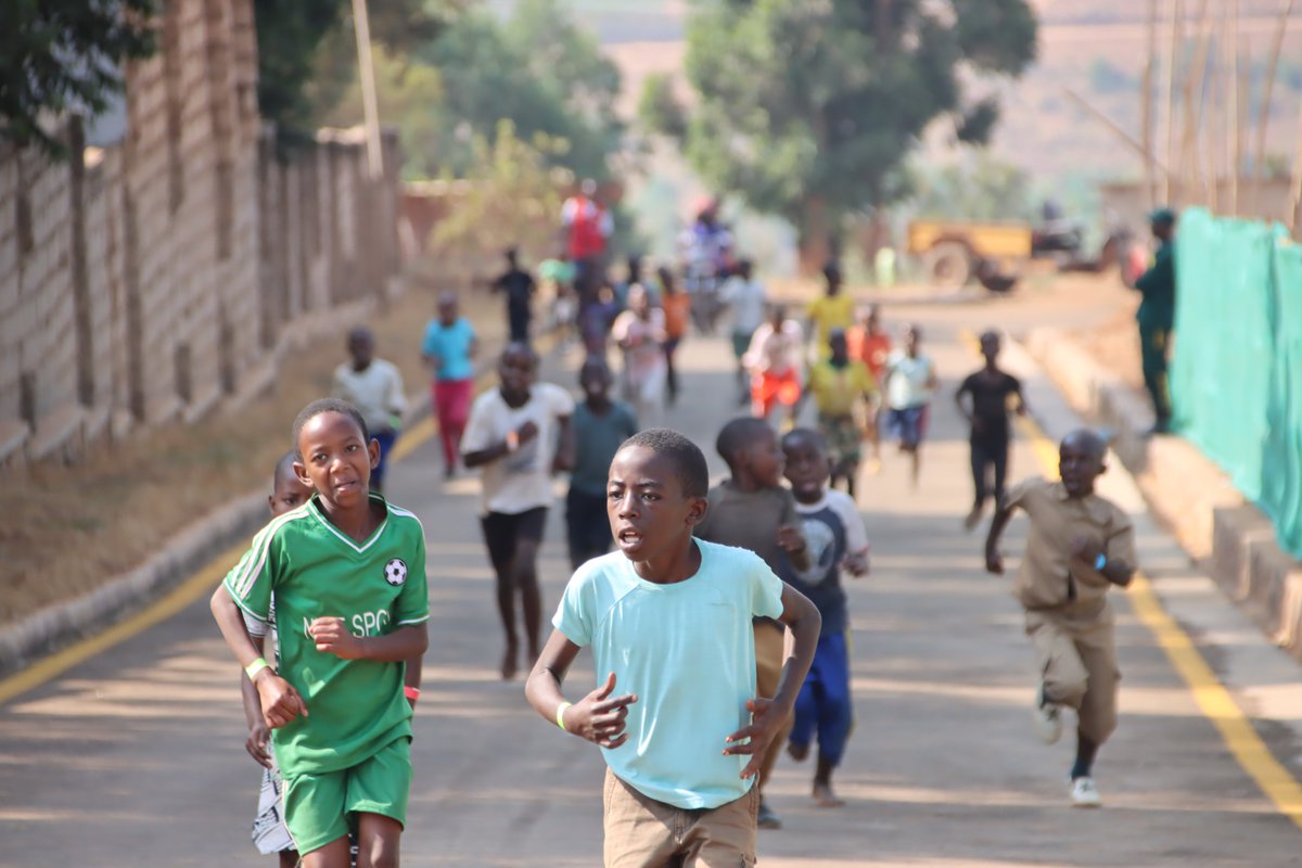 GSF_RC's tweet photo. 🏃♀️🏃♂️ What an incredible race! Participants were filled with energy, pushing their limits step by step, towards the finish line!
#Runbugesera #sportsforall #YouthEmpowerment
@MUARwanda https://t.co/gOrtC2HSc8