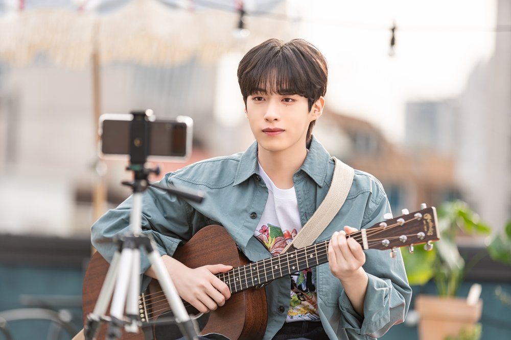 [🤩]

Xion, "Fresh Romance" adlı dramada  tavuk ayağı restoranında yarı zamanlı çalışan ve şarkıcı olmayı hayal eden ana karakter "Han Jungwoo" karakterini oynayacak!

#ONEUS #원어스 <a href="/official_ONEUS/">ONEUS</a>