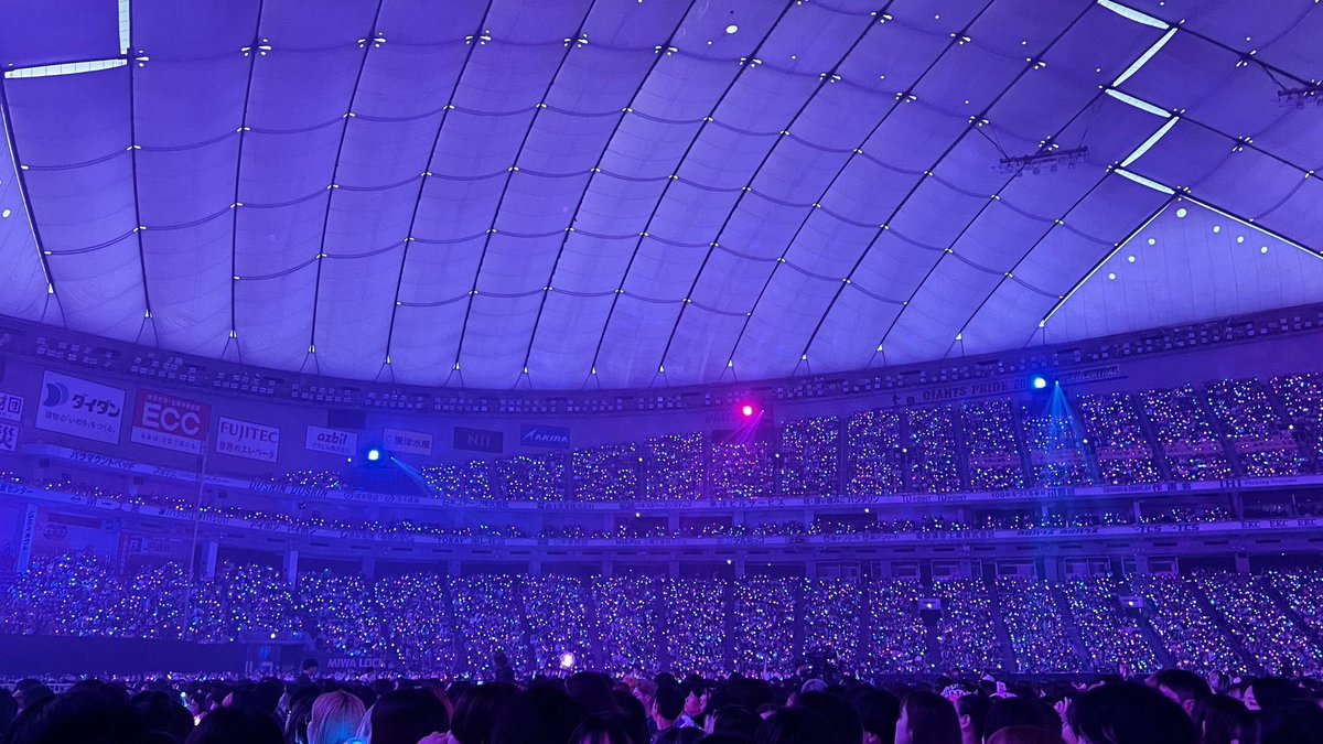 glitterjams's tweet photo. æspa really won with having the aurora as their official color. they have the most stunning ocean of all time. it looks more breathtaking than ever inside the fully sold out tokyo dome! 🥹🥹🥹🥹💜🤍💙💗 https://t.co/zeYGy9g1UN