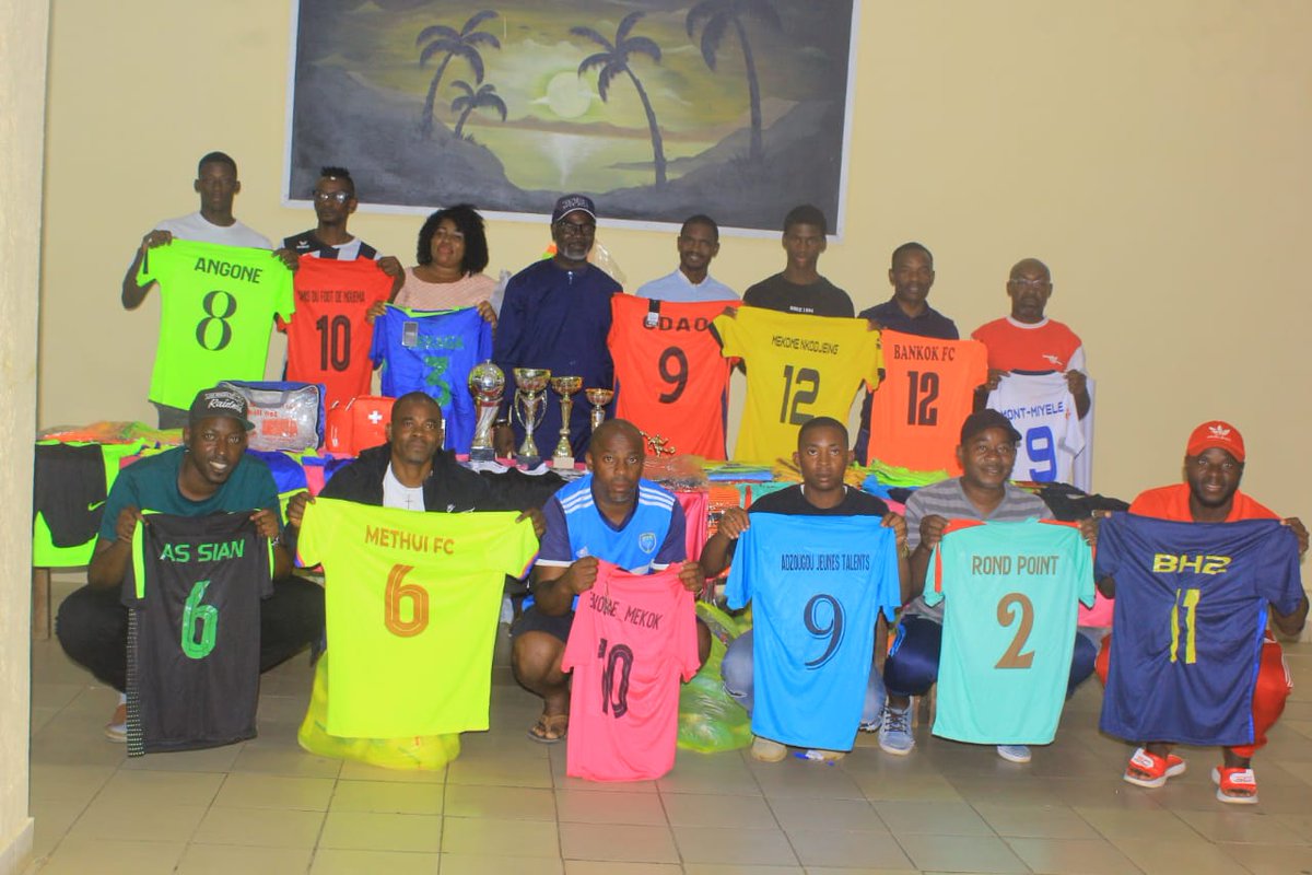 CSMezuiObiang's tweet photo. En ma qualité de parrain, j'ai procédé  le 04 août dernier à l'hôtel Mvet Palace à la remise d'un don de materiel sportif à l'ensemble des 16 équipes qui prendront part au tournoi de football baptisé ''Fils de Nkoum-Ekeign''. C'était au cours de la cérémonie de Tirage au sort. https://t.co/t3Tn0Q9Cgm