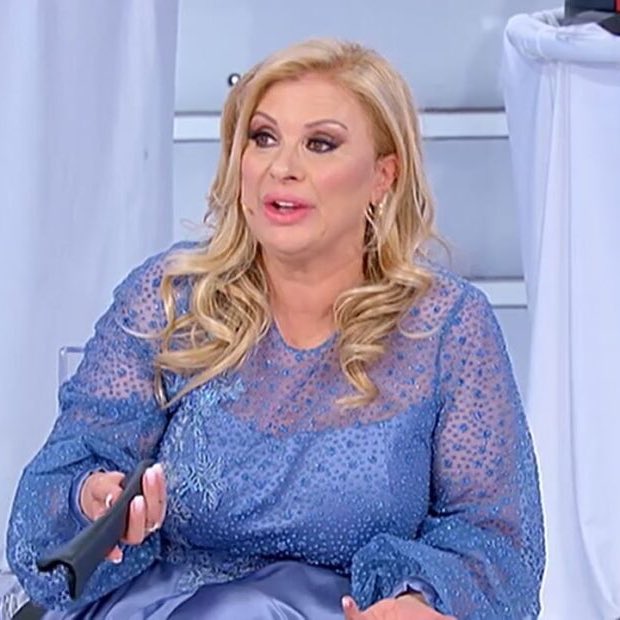 trash_italiano's tweet photo. Tina Cipollari smentisce definitivamente i rumors su presunti rimproveri e avvertimenti ricevuti, inoltre promette di essere ancora più carica e pungente nella prossima stagione. https://t.co/IMHutMEWKw