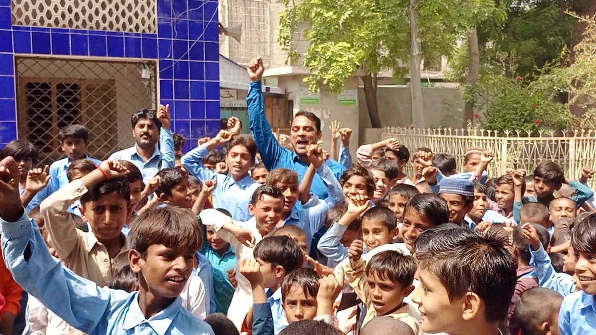 Naveed_mahar's tweet photo. الحمدالله آج ھم چک ٹائون کمیٹی نے 8 بچے اسکول میں داخل کرائے،میں خود اسکول گیا اور نئے بچوں کے داخلے کے حوالے سے ٹیچرز سے میٹنگ کی۔
#پڑھا_لکھا_چک مھم صرف ھوٹل/گیمز مالکان کو نوٹیس نکالنے کی حد تک نھیں بلکہ اسکول سے باھر بچوں کی شناخت کرکے انکو اسکول میں داخل کرانے سے لیکے انکی مسلسل نگرانی کا ایک نظام ھے ۔انشاء اللہ ھم ثابت کریںگے کے ملک اور قوم کی خدمت کیسے کی جاتی ھے اور اپنے واعدے کیسے نبھائے جاتے ھیں.میرے چیئرمین @BBhuttoZardari
 کی اس چھوٹی عمر میں انتھک محنت میرے لیے مشعل راہ ھے۔
@MediaCellPPP @MediaCellPPP @FaryalTalpurPk @AseefaBZ #chakbilawalka @SindhReads @maxmemon
