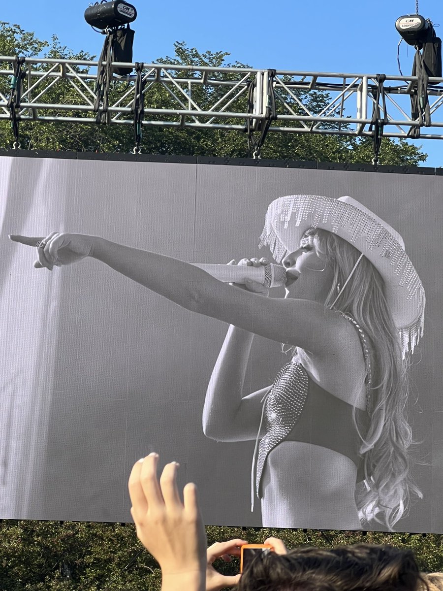 carpentersphl's tweet photo. More pictures of Sabrina performing at Lollapalooza in Chicago, Illinois❣️

#EICSChicago https://t.co/smaia7KDdp