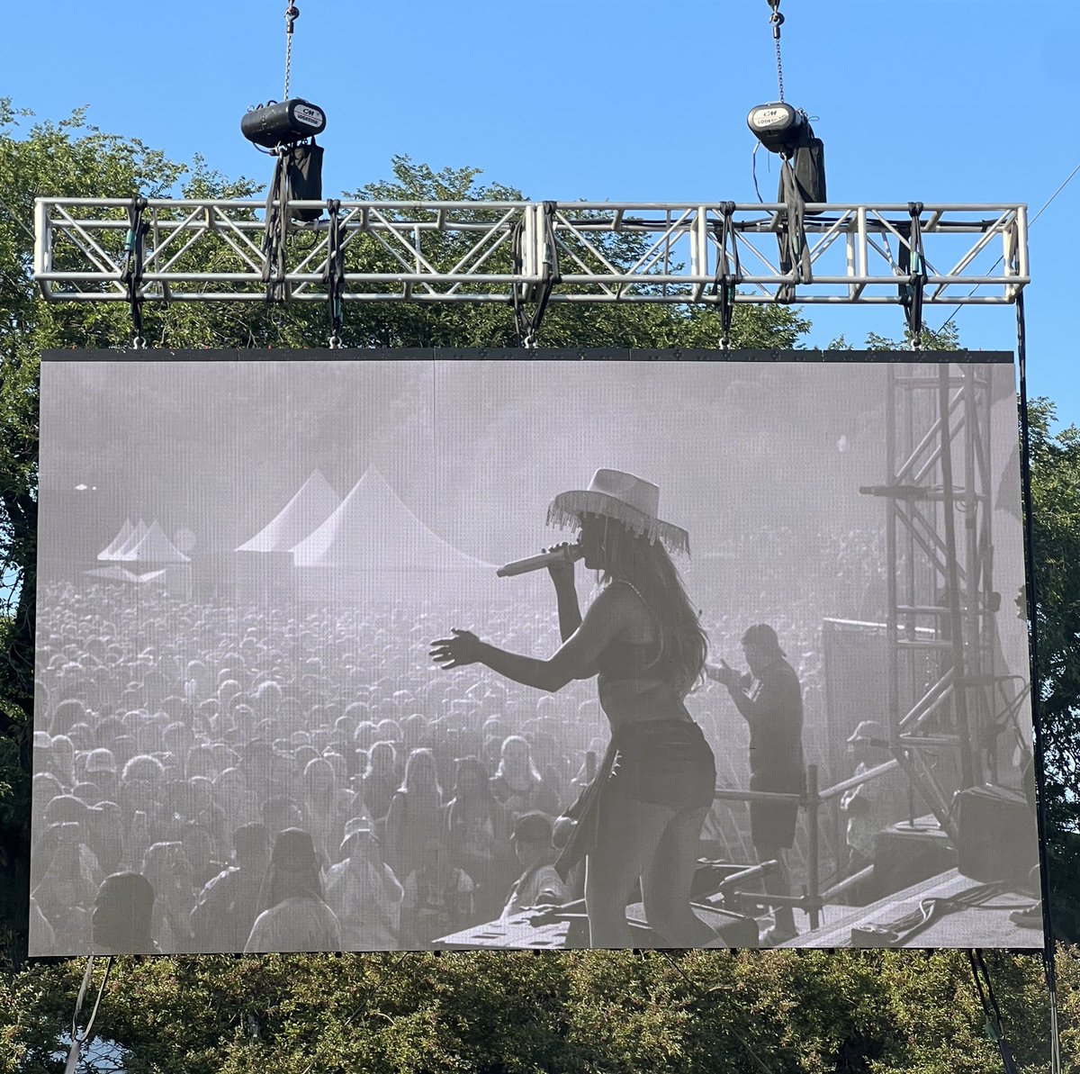 carpentersphl's tweet photo. More pictures of Sabrina performing at Lollapalooza in Chicago, Illinois❣️

#EICSChicago https://t.co/smaia7KDdp