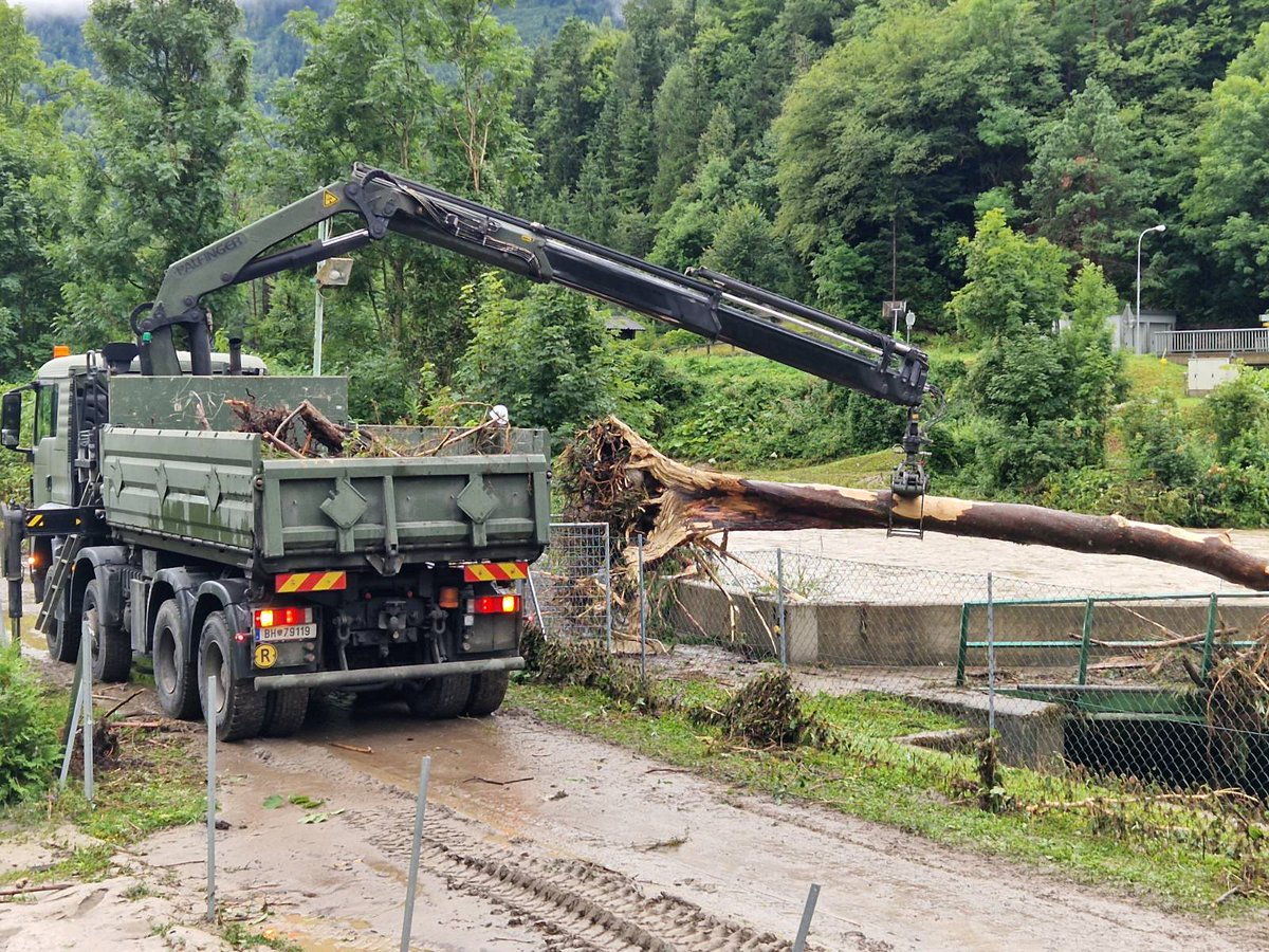 RGigacher's tweet photo. Rund 120 Soldatinnen und Soldaten mit schwerem Gerät und einem Hubschrauber sind heute in der Stadt Klagenfurt und den Bezirken Klagenfurt Land und Völkermarkt im Einsatz, um Verklausungen zu beseitigen, Sandsäcke zu befüllen und Schutzdämme zu errichten. 
#Bundesheer https://t.co/XXRwlDnL7h