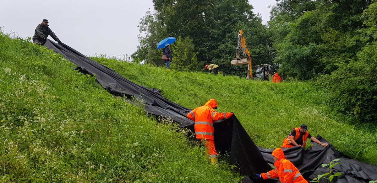 RGigacher's tweet photo. Rund 120 Soldatinnen und Soldaten mit schwerem Gerät und einem Hubschrauber sind heute in der Stadt Klagenfurt und den Bezirken Klagenfurt Land und Völkermarkt im Einsatz, um Verklausungen zu beseitigen, Sandsäcke zu befüllen und Schutzdämme zu errichten. 
#Bundesheer https://t.co/XXRwlDnL7h