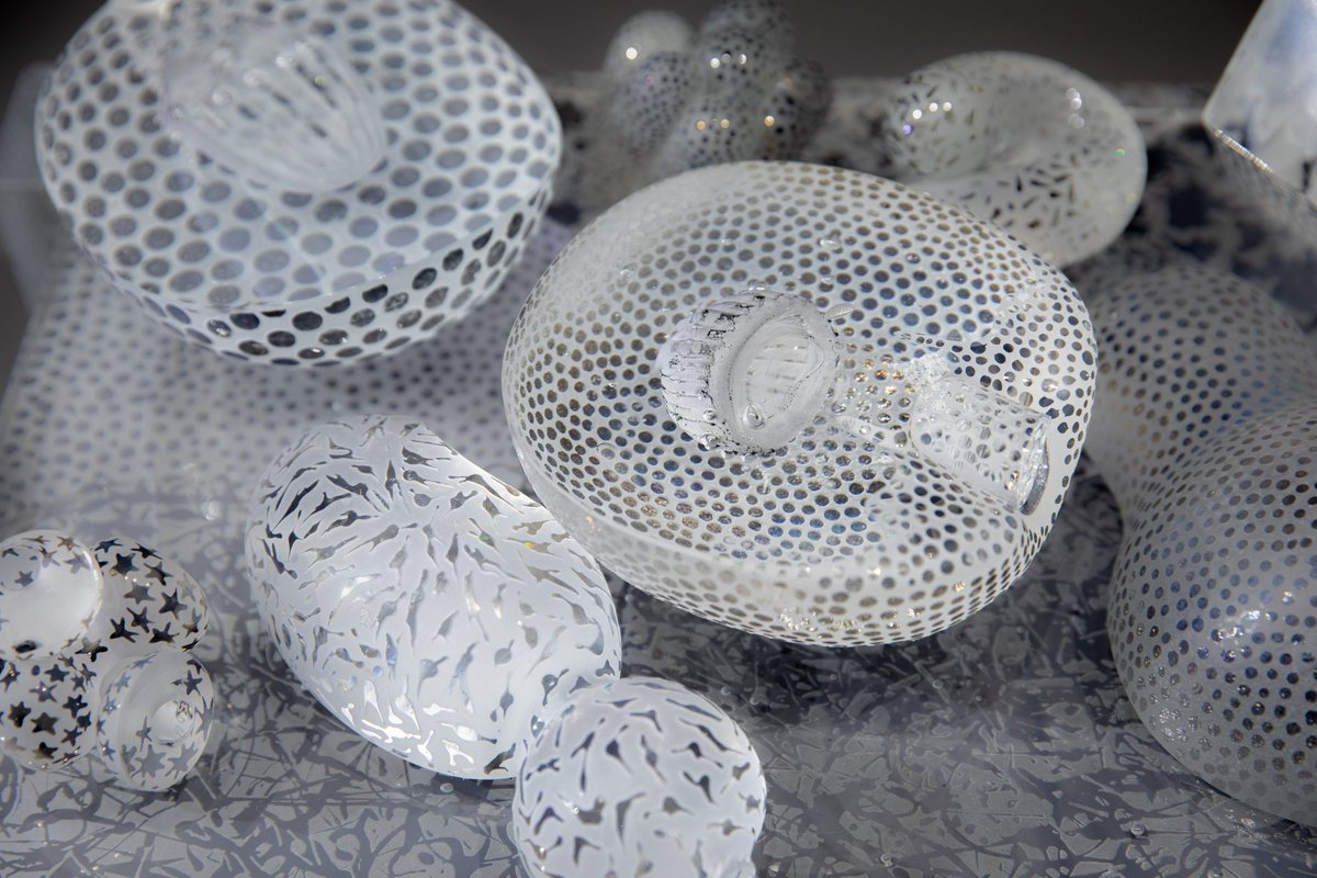 GPSL_Tourisme's tweet photo. ❓Une escapade pour découvrir de nouveaux galets ? Venez les découvrir parmi les objets tout en transparence et tout en lumière de l'exposition #GlassFinlandia à la Halle du Verre de #Claret (#Hérault) #verriers #communautédecommunesdugrandpicsaintloup
👉https://t.co/UkGlgBGoRU https://t.co/GEbGIxqHPh