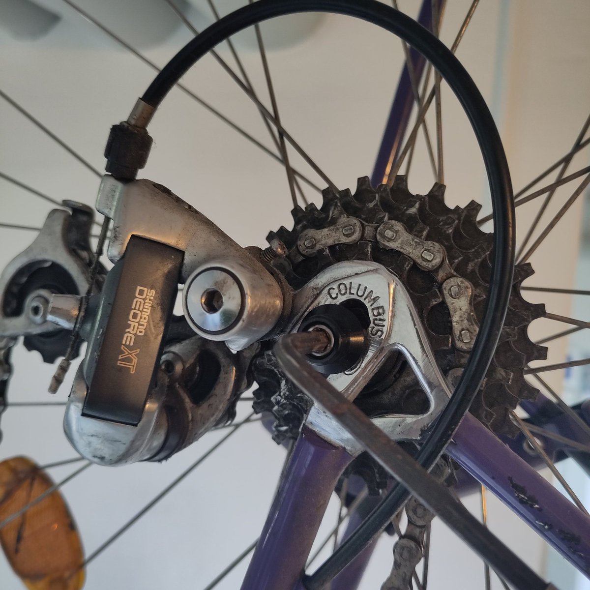 schreibgarten's tweet image. Und wenn wir schon beim Unfragen sind: gibt es 'eigentlich' ein eisernes Gesetz, dass ich einen Schlauch beim Veloflicken immer zweimal flicken muss?! #tired #tyres 🫶🐦💜🛹⛑️🪂🤷#Unfrage #deutsch #Anleitungen #Chemie #notmybike 💃