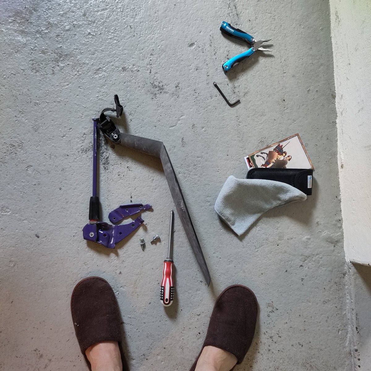 schreibgarten's tweet image. Und wenn wir schon beim Unfragen sind: gibt es 'eigentlich' ein eisernes Gesetz, dass ich einen Schlauch beim Veloflicken immer zweimal flicken muss?! #tired #tyres 🫶🐦💜🛹⛑️🪂🤷#Unfrage #deutsch #Anleitungen #Chemie #notmybike 💃