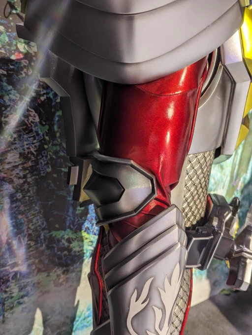・オレンジアームズの肩の切れ込み(画面左側)、変形の都合を感じさせて好き・ハンドル剣の柄、こんな凝ってたのか・バロンの肘、本当に西洋甲冑まんまの造形があって興奮した…! なんで今まで気づかなかったんだ!!・チェイサーの脇腹ダクトと肩アーマーのベルト、何気に好きなんだよな 