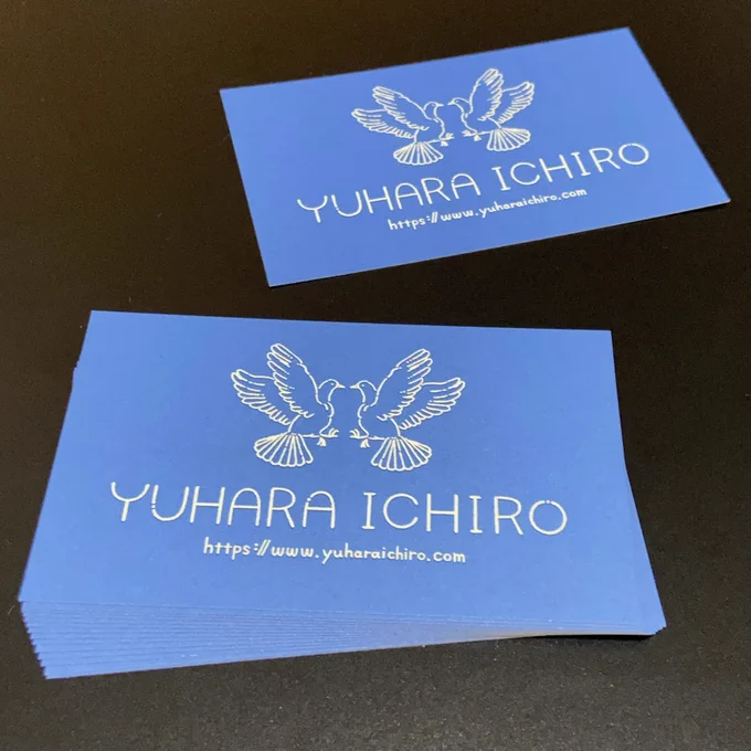 【展示のお知らせ】  この度、名古屋にあるcafe DODOさん にて開催されるグループ展、[Your name... vol.7]に参加いたします!  ※画像は展示に持っていく新名刺と、キャンバスプリントの一部です  [会期]8/8-8/27 (月曜定休日、15-16お盆休み) [場所]cafe DODO (愛知県名古屋市中区栄5-18-17 コーワビル3F) [営業時間]11:30-23:00 (LO 22:00)  イラストのキャンバスプリントを5点用意しているので、是非足を運んでみてください!現地での作品購入もできます(online shopでの購入も可能です)