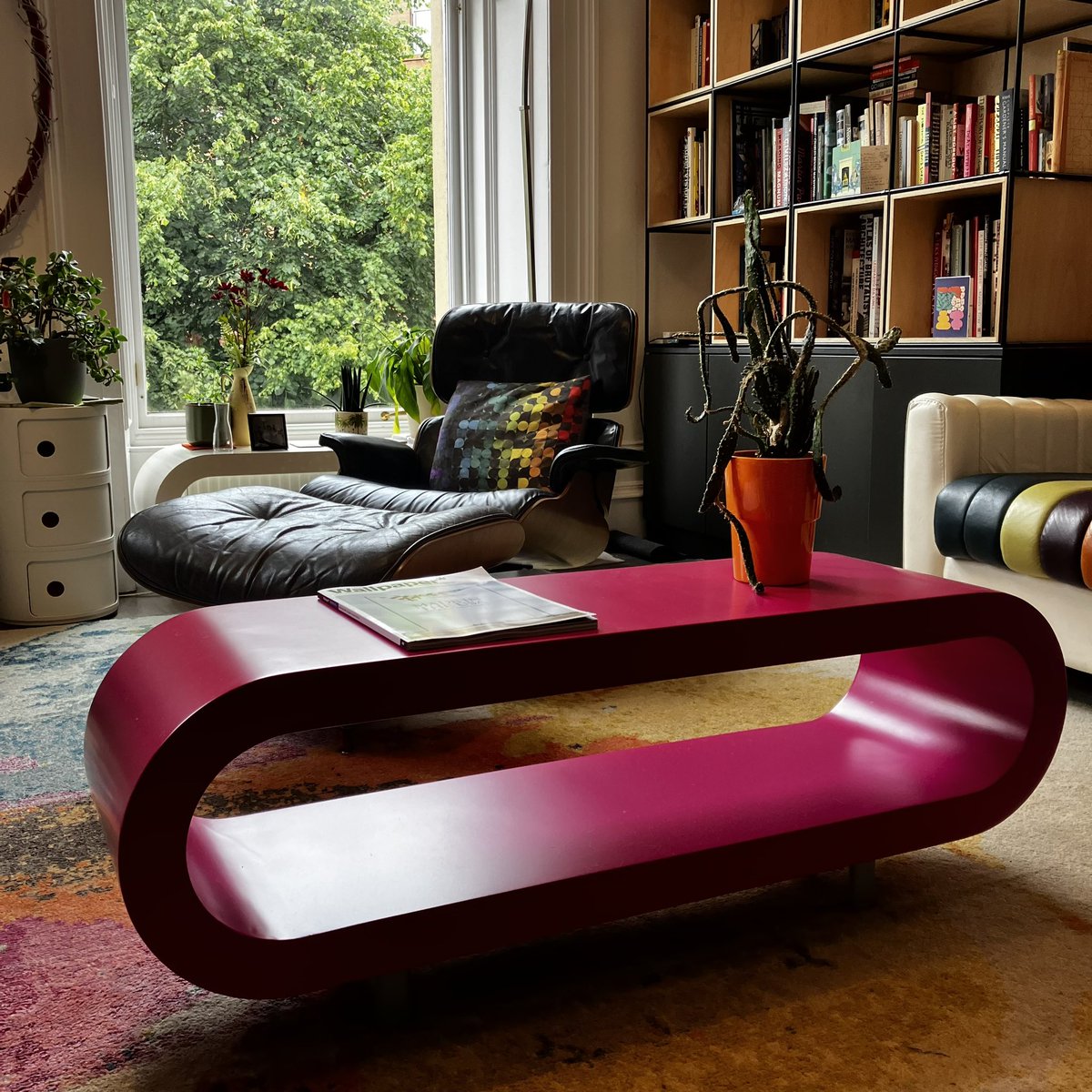 FriendsofWilson's tweet image. Our Loopy table in limited edition raspberry pink - nestled at home amongst other design classics. Gorgeous, don’t you think? 😍#designclassics #designandart #designlongevity