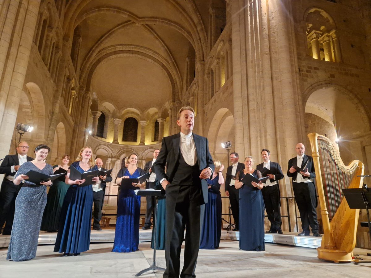 TheSixteen's tweet image. Thank you to @HeuresdeLessay for having us.  Until next time 👋 🎶 @ejdougan #choral #touring #lessay