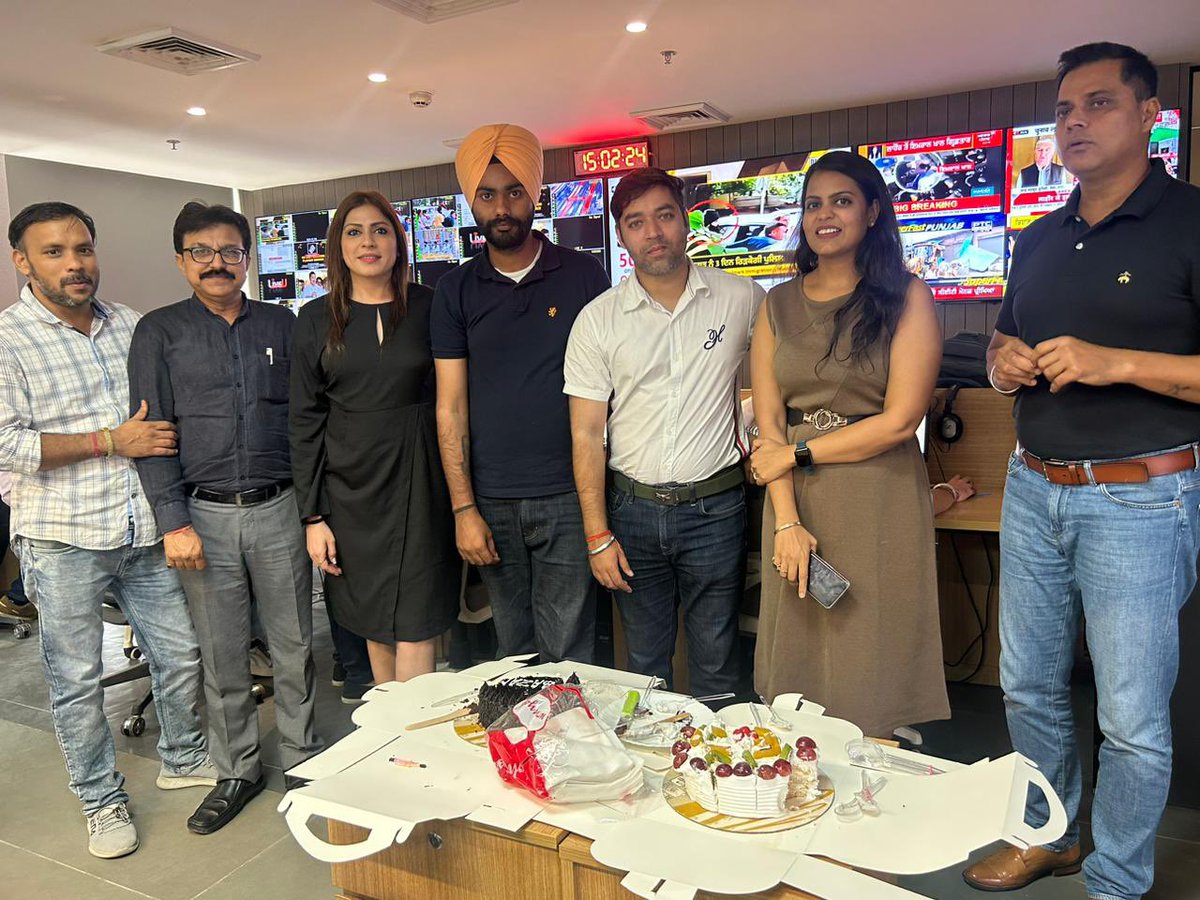 Pramodsh7's tweet photo. Happy Birthday Dear #BazmVerma and #SammatpreetMahal 🎂🙌💐

@DailyPostPhh @sandhujagdeep1 @nitikamaheshwri @Pramodsh7 https://t.co/OUsNeRYgbl