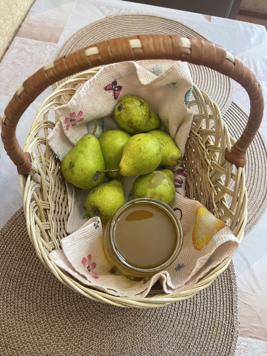 nebheprura64's tweet photo. Tomorrow is the Transfiguration of the Lord. On this occasion, I prepared a basket with a jar of fresh acacia honey and pears to consecrate during mass in the church. #Transfiguration #faith #mass #honey #pears #consecrate https://t.co/PlIsIbdGmQ