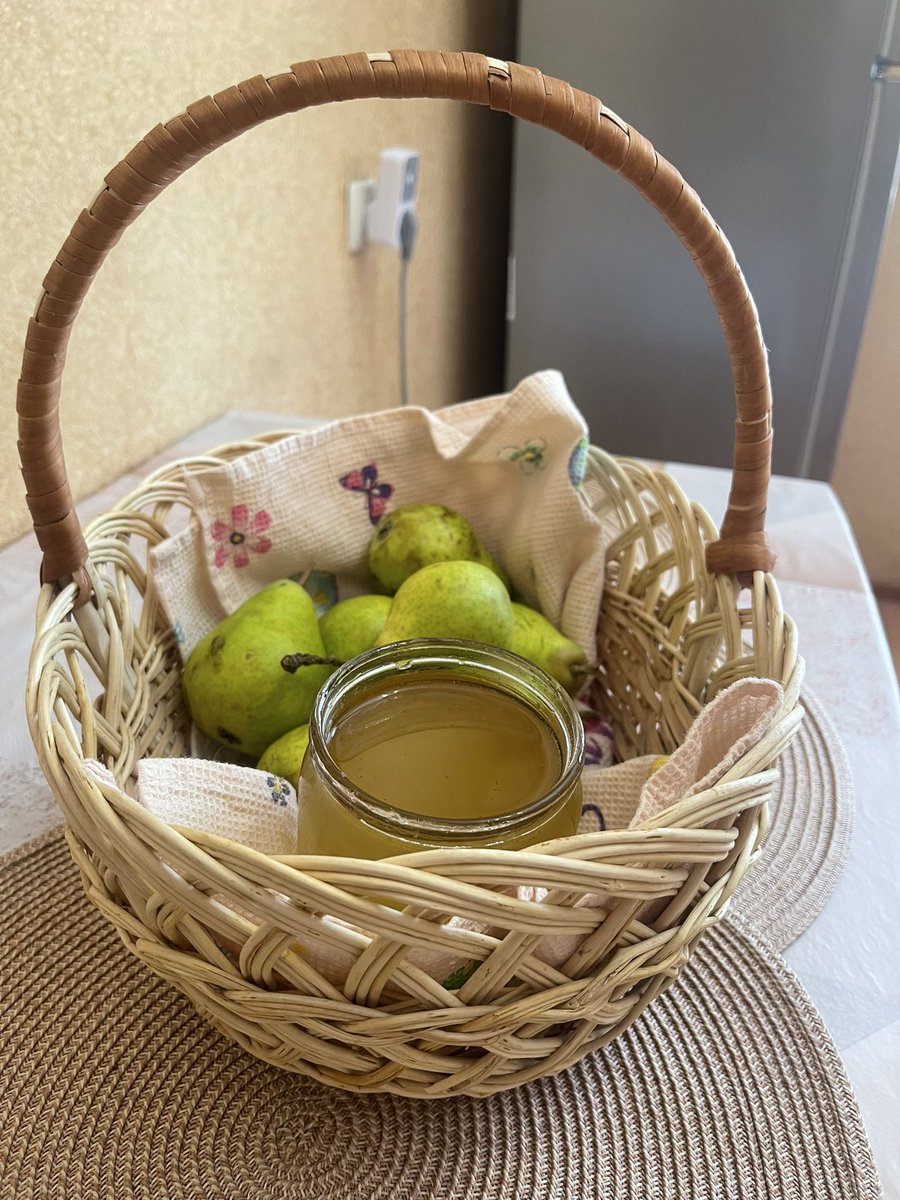 nebheprura64's tweet photo. Tomorrow is the Transfiguration of the Lord. On this occasion, I prepared a basket with a jar of fresh acacia honey and pears to consecrate during mass in the church. #Transfiguration #faith #mass #honey #pears #consecrate https://t.co/PlIsIbdGmQ