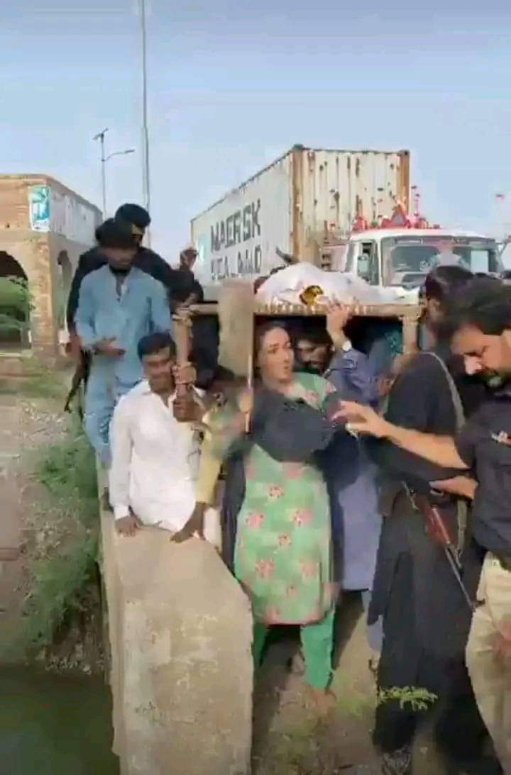SyedKamran_'s tweet photo. بلوچستان میں ریاست کے اندر ظالموں کی ریاستیں بنی ہوئی ہیں..!! 

نوابوں کے حکم پر غریب کسان امداد جویو کی زمین پر قبضہ کرنے کے بعد غریب کسان کو شہید کر کے اس کے ب��ٹوں کو یرغمال کیا گیا ہے

 ظلم کی انتہا  دیکھیں، کل میت کو ایمبولینس کے ذریعے لےجایا جانے لگا تو پولیس نے نوابوں کے حکم کی تعمیل کرتے ہوے میت کی بےحرمتی کی انتہا کردی اور لاش کو لے جانے والی ایمبولینس کا راستہ روک دیا گیا اور میت سمیت ایمبولینس کو دو اضلاع میں گھمایا گیا.

  شہر کی نوجوان قیادت نے میت کو پولیس سے چھڑوا کر ہسپتال لے گئے وہاں بھی نواب صاحب کے حکم کی تکمیل ہو رہی تھی ڈاکٹروں نے پوسٹ مارٹم کرنے سے انکار کردیا۔

 شہید کی بیٹی ارباب جویا رات کو باپ کی میت لیکر ڈسٹرکٹ اوستہ محمد  تھانہ کے سامنے احتجاج کرنے  بیٹھ گئی اور آج صبح میت کو ایمبولنس میں لیکر نصیرآ��اد ڈیرہ مراد جمالی لے جانے لگے تو پولیس نے راستہ روک لیا اور ایمبولینس سے میت کو اتارا اور میت لے جانے والے لوگوں پر لاٹھی چارج کردی ہے۔ پھر میت کو زبردستی وا��س گھر پہنچا دیا. 

مردوں کو زدو کوب کیا گیا کہ لاش کو کندھا نا دیا جائے اور مقتول کی بیٹیاں والد کے لاش کو کندھا دیکر لیکر جا رہی ہیں. 

@HamidMirPAK 
@24NewsHD 
@92newschannel 
@Aadiiroy2 
@GFarooqi