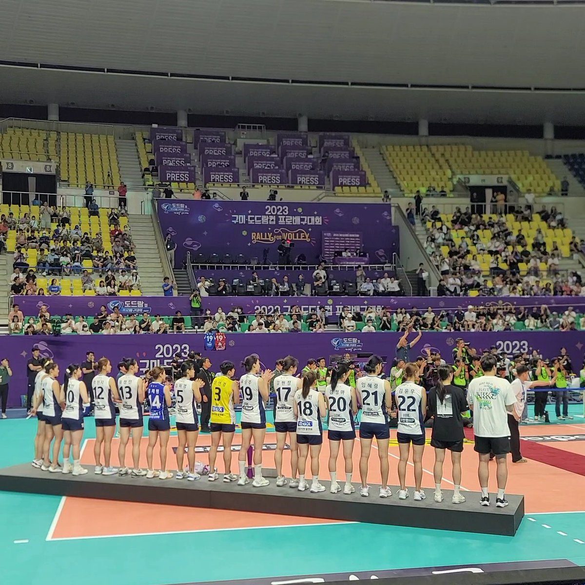 alwayskhj_'s tweet photo. 이 모습을 볼 수 있어 행복했다지
언제 이렇게 가까운 곳에서 배구 하겠나 싶어 
올 직관 도전!
힘들었지만 행복했다 
마지막까지 날 설레게 하던 아비케
늘 응원해 🩵 https://t.co/ddXHVnZOse