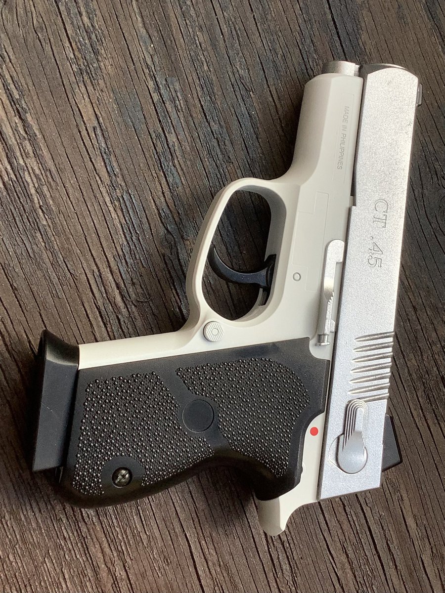 MetalicAir's tweet photo. いちおう、エアコキ一番みたい��ことをほざいてますが、
ガスブロの長モノ(SMG)は一挺欲しいもんです。
いつになるやらですが…🙈🥳
#エアガン #クラウンモデル #CFS45
アップには耐えられないぐらいの、テキトーな塗装です😅
左のレバーを追加塗装。 https://t.co/7uQ4p3gWmv