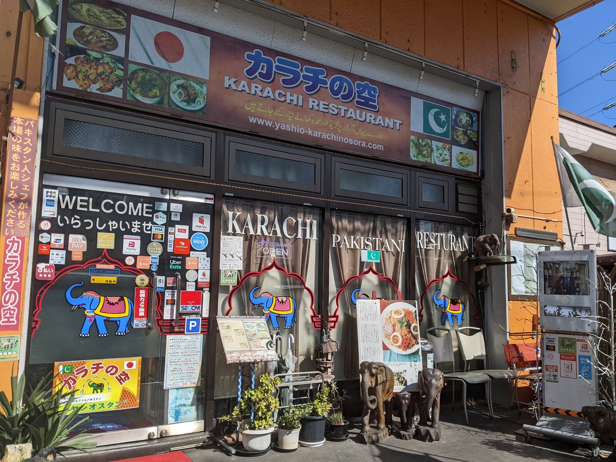 Lechka_ru's tweet photo. 埼玉のヤシオスタンこと八潮市のパキスタン料理店「カラチの空」でハリームとニハリを食べた。
店内が色とパキスタン雑貨の洪水で、大変エモかった https://t.co/jCoLHzGPV5