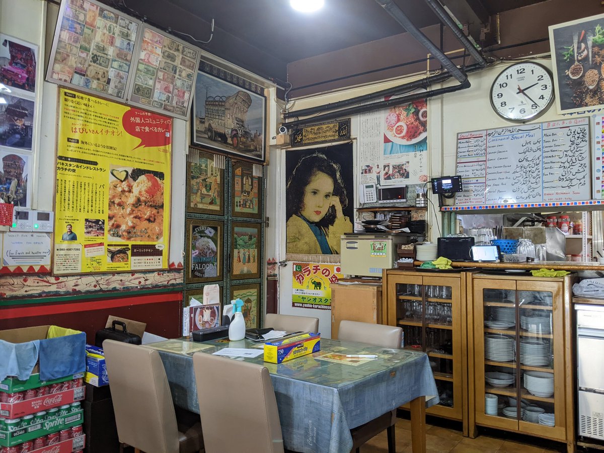 Lechka_ru's tweet photo. 埼玉のヤシオスタンこと八潮市のパキスタン料理店「カラチの空」でハリームとニハリを食べた。
店内が色とパキスタン雑貨の洪水で、大変エモかった https://t.co/jCoLHzGPV5