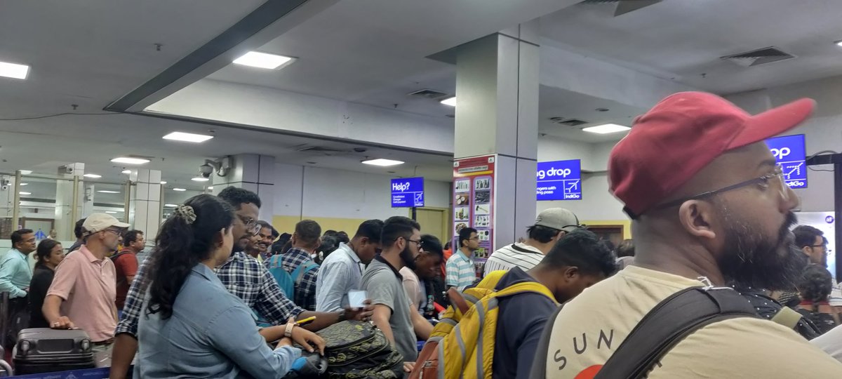 blootarantula's tweet photo. @IndiGo6E @SrinagarAirport @AAI_Official @JM_Scindia Please see the chaotic state of affairs at Indigo counter at Srinagar airport. The systems are down and there is utter chaos in the lines. People have been waiting for 2 hours and all flights seem to be delayed. (1/n) https://t.co/sjU4ewpFw5