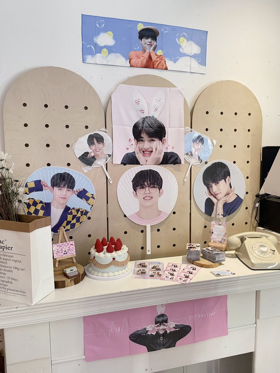 SummerforCheol's tweet photo. Summer for Cheol 2023 has commenced!!! 

Head over to @oneclick_sg to snap some shots 🩷

Remember to bring your fav prop ( bong / picket fan / slogan / doll) to make it extra extra Carat-y 🩵

Be sure to tag on twt / tt / ig !! 

Setup vlog is up: https://t.co/iNcySncxMN https://t.co/EdI1jYwbGV