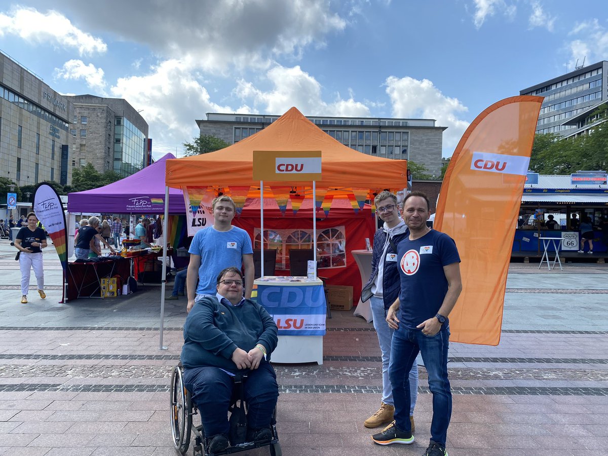 Heute sind wir als <a href="/CDU_Essen/">CDU Essen</a> <a href="/ju_essen/">Junge Union Essen</a> und <a href="/lsu_nrw/">LSU LV NRW</a>  beim #ruhrPride in #Essen dabei. #HappyPride! 🎉🏳️‍🌈