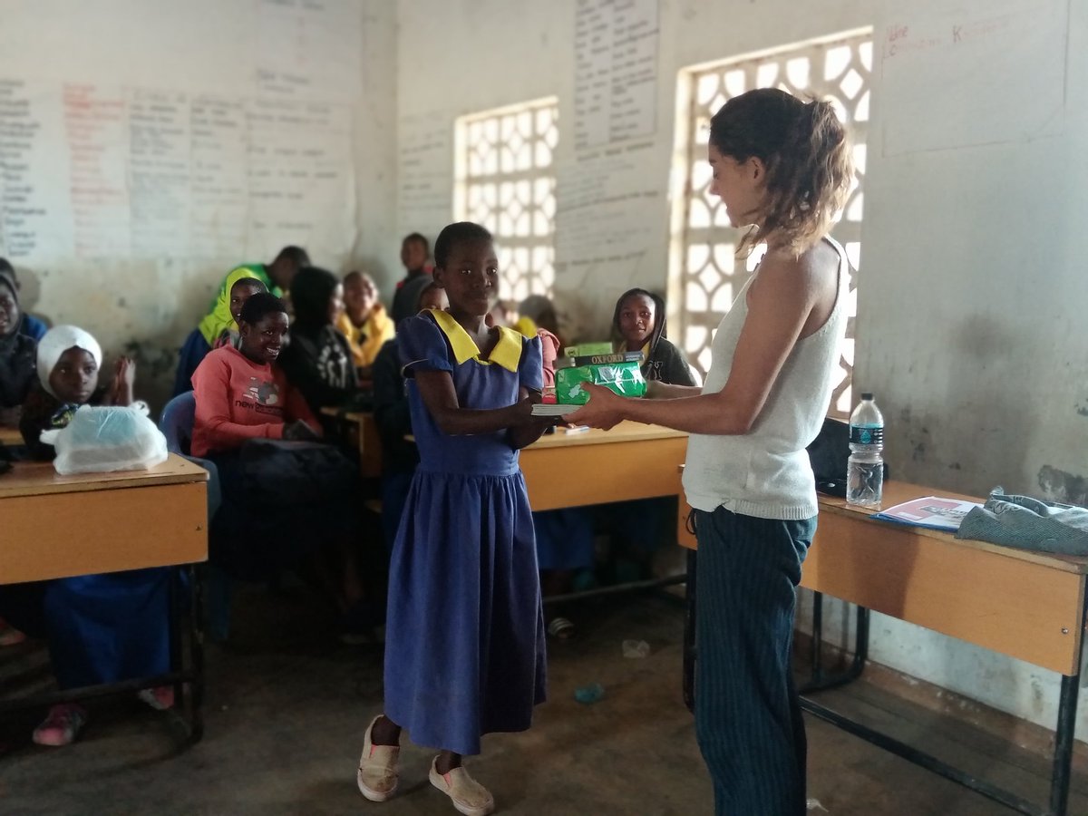 AliceChiwaya1's tweet photo. We had to give gifts to the best students at mpapa primary school which was donated by @sahara2342 #letspromotegirlseducation.
@ACTafricanchild @EduCannotWait @PlanMalawi @SonkeTogether https://t.co/8w1ssIvxOI