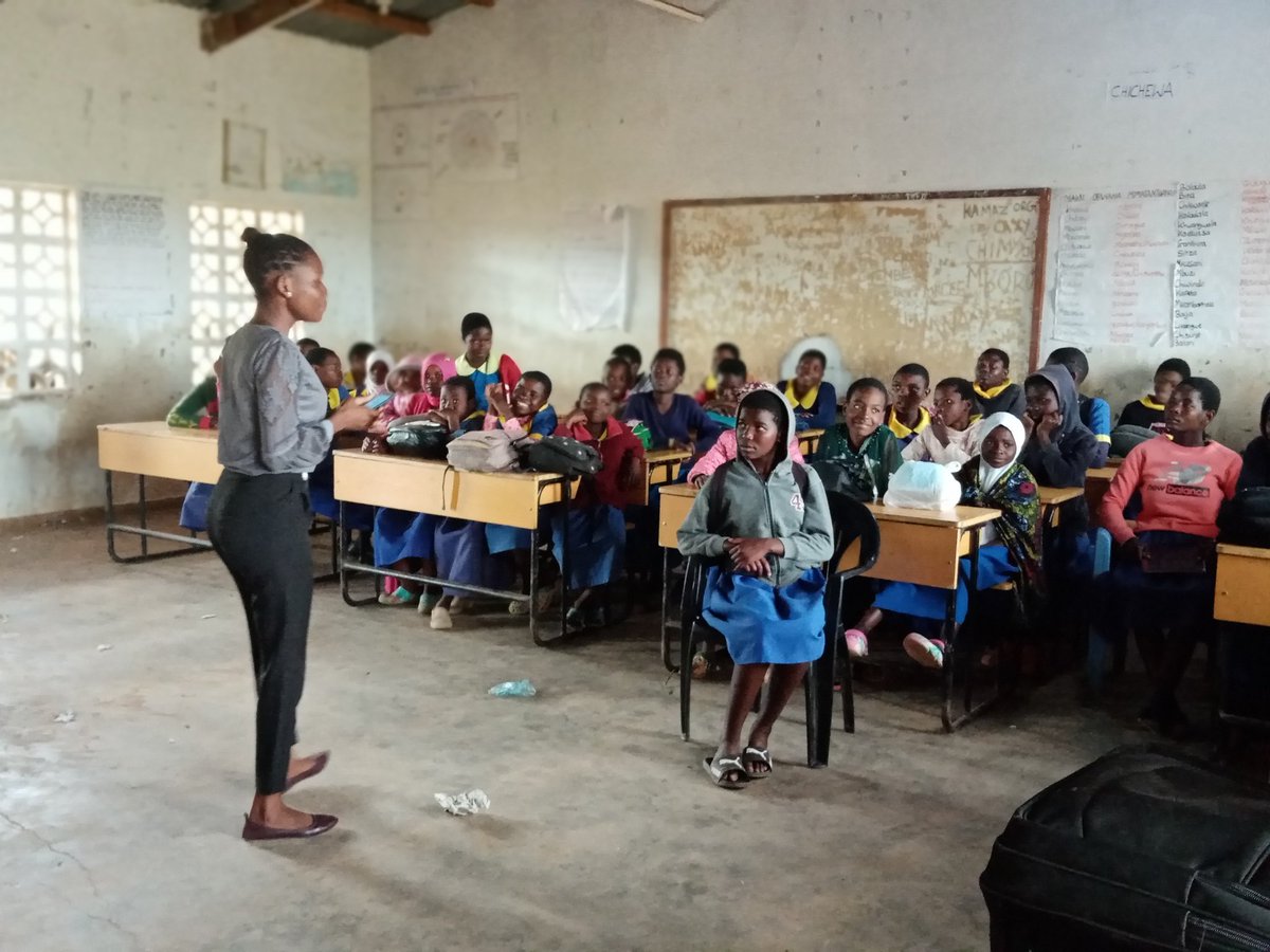 AliceChiwaya1's tweet photo. We had to give gifts to the best students at mpapa primary school which was donated by @sahara2342 #letspromotegirlseducation.
@ACTafricanchild @EduCannotWait @PlanMalawi @SonkeTogether https://t.co/8w1ssIvxOI