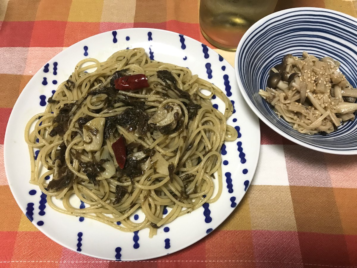 久し振りに小林ユミヲ先生の『にがくてあまい』から「橄欖菜のペペロンチーノ」を作りました。やっぱり、めっちゃ美味い！辛口の白ワインによく合います😋　副菜は何食べの「きのこのマリネ」。
 #漫画飯 #マンガ飯 
 #にがくてあまい #きのう何食べた？ 
 #波佐見焼 #おうちご飯