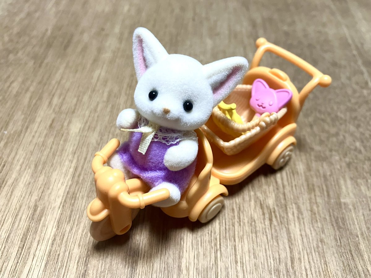 _kikka20's tweet photo. 本日2023年8月5日、新たな家族が増えました🦊🍼
あまりにも可愛すぎますね、天使かな。
震える手でお皿にパンを乗せたり、座らせたりしました。女児心と母性がくすぐられています。成人女性におすすめだよ！みんなおいでよシルバニアの沼💗
今日から2人(?)のいのちをしっかりと守っていきます！ https://t.co/DdaQSwepqT