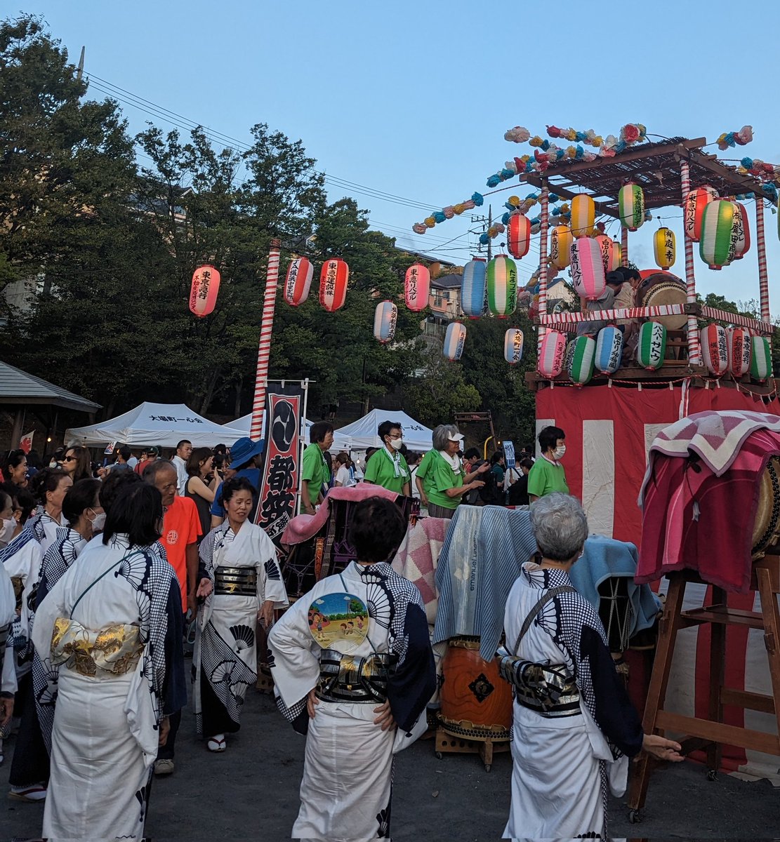 isakuchannel's tweet photo. 家の裏公園で5年ぶり？の夏祭り
奥様と上の娘連れてちょっと顔出して来ました
下の娘は学校の友達と満喫してるので私達はこの後カラオケにでも行ってきます
踊っているお姉様方は皆さまべっぴんさんばかりでした
#夏祭り https://t.co/PE3LN1zcQu
