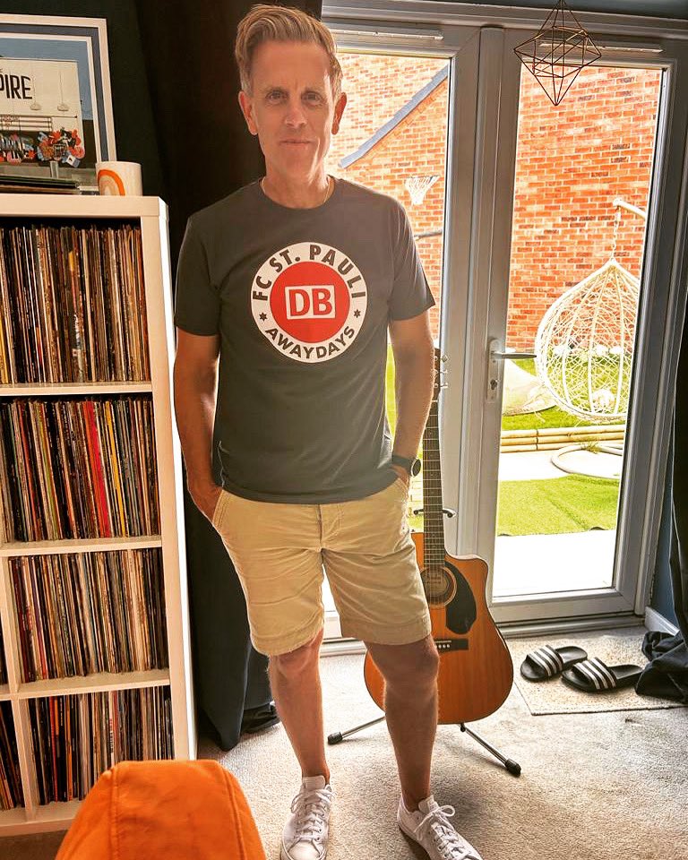 Neil J is ready for our visit to <a href="/mojo_club/">mojo club</a> Hamburg on September 16th in his new <a href="/fcstpauli/">FC St. Pauli</a> t shirt
Tickets on sale now at 🎫 loveyourartist.com/de/events/ston…

Thanks <a href="/superflybelfast/">SuperflyfunkandsoulBelfast</a> #fcstpauli #awaydays