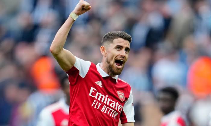 Fenerbahçe, Jorginho'nun şartlarını sordu. Jorginho, takımdan ayrılmak istediğini kulübe bildirdi.

👨🏻Yaş: 31                        🏟 567 Maç
🇮🇹Uyruk: İtalya             ⚽ 52 Gol
🛡Mevki: Önlibero       🎯 33 Asist