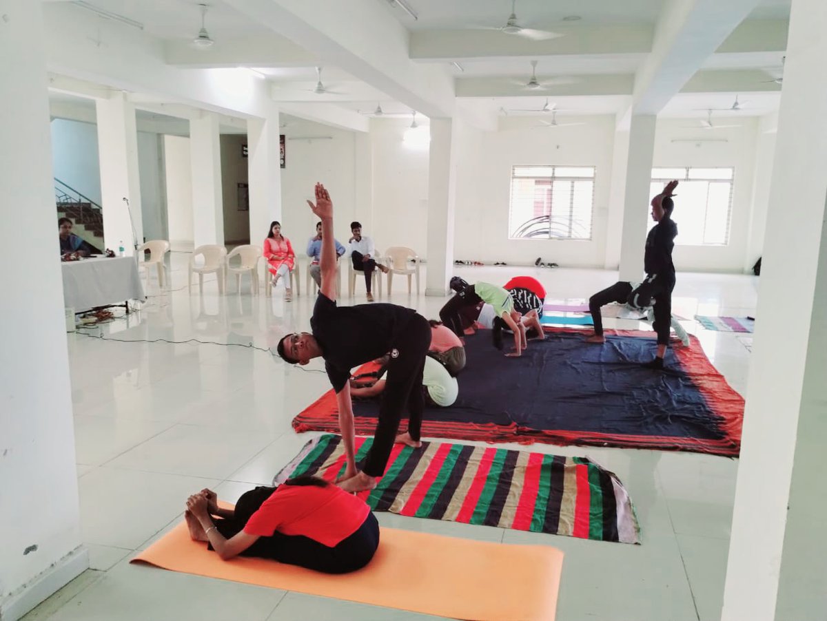 Vetrewa's tweet photo. The Yoga competition was organized by the college.

 The program concluded in the presence of Yogacharyas and respected judges. 

Students actively participated in this event.

@icarindia
@presidentVCI
@Ndvsu_mp 
@SwatantraSin3 https://t.co/gngMm0Oz0L